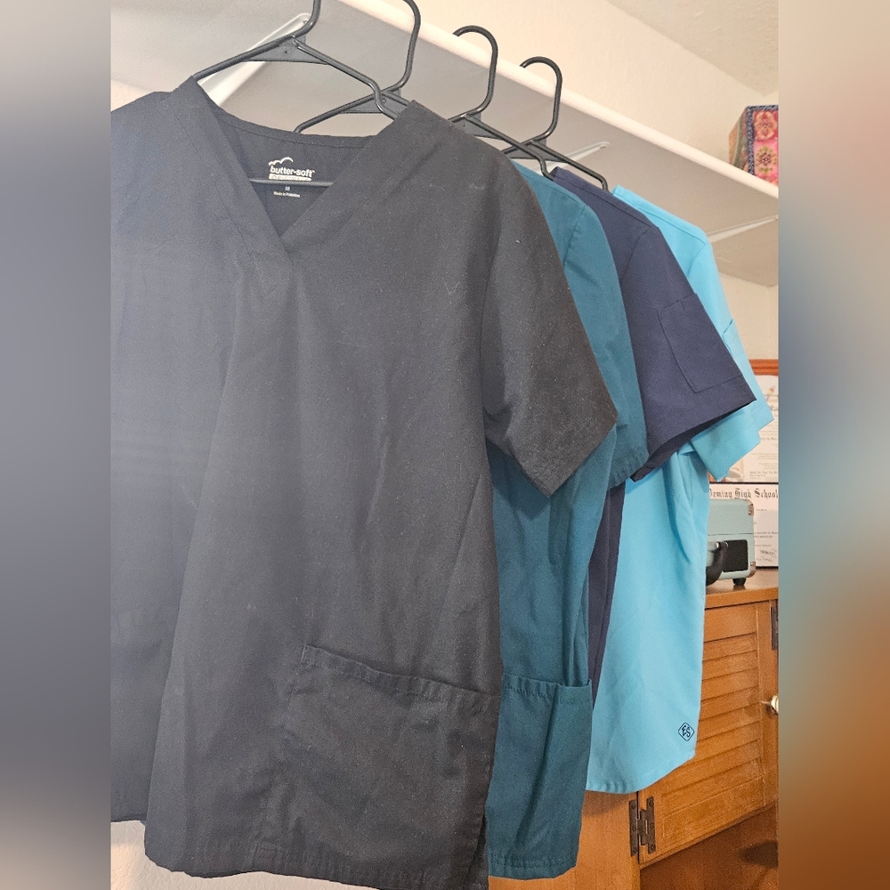4 Butter Soft Scrub TOPS Womens MEDIUM